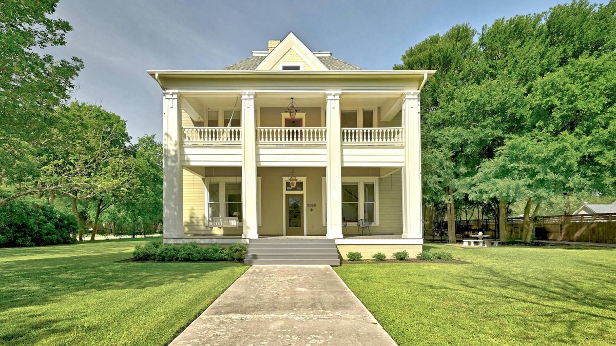 Lockhart House | Large and historical 3BR/3BA - walking distance to Courthouse Square
