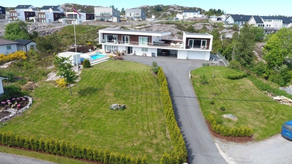 Steinsland Villa | Large and spacious holiday home with heated pool