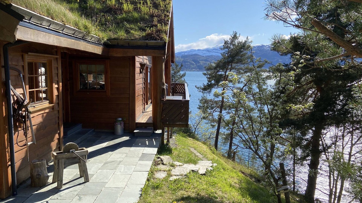 Kvam House | Large and spacious holiday home in the Hardangerfjord, with shoreline and hot tub.