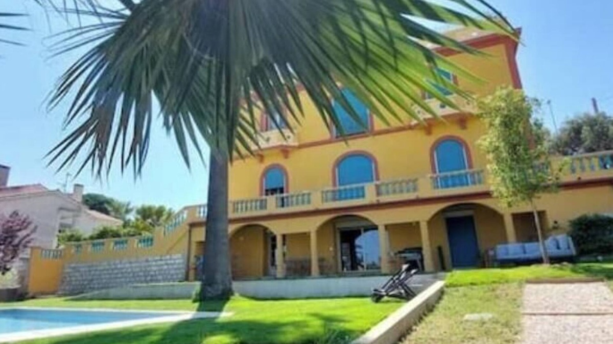 Saint-Laurent-du-Var House | Large apartment in villa with garden and pool
