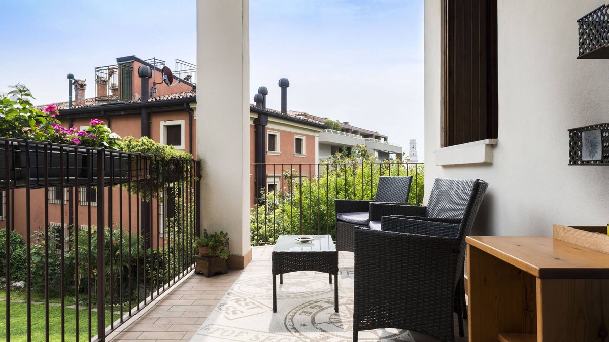 Borgo Trento Apartment | Large apartment 500m from the historic center and 1.4km from the Arena