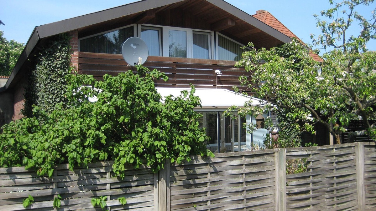 Sankt Michaelisdonn House | large apartment near the North Sea with conservatory, fireplace, sauna