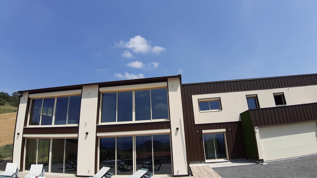Aulhat-Flat House | Large apartment in contemporary house with quiet panoramic view.