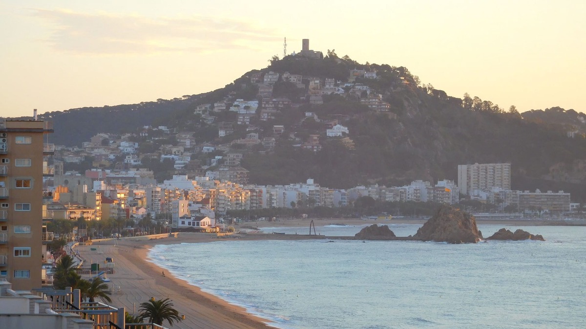Blanes Apartment | Large apartment on the beachfront, quiet, beautiful views of the sea, with garage