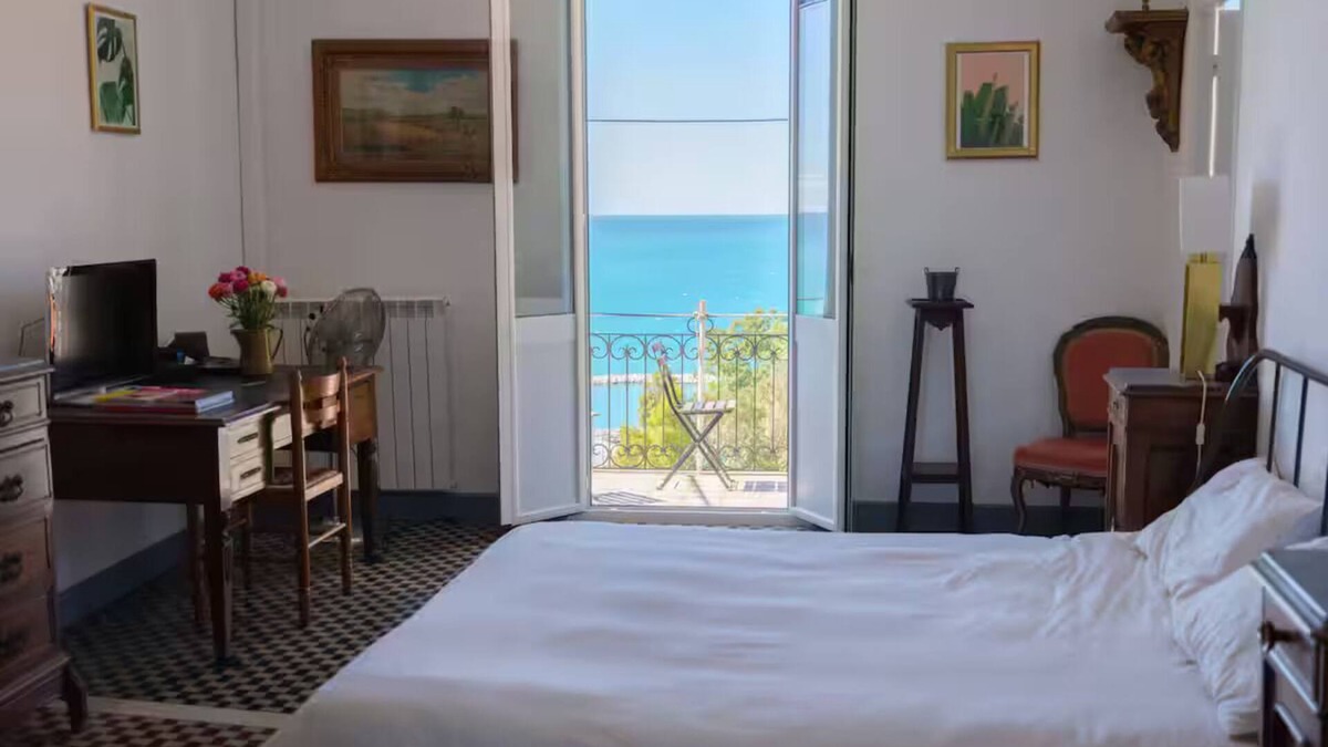 Old Town Apartment | Large apartment with incredible sea views 008065-LT-0272
