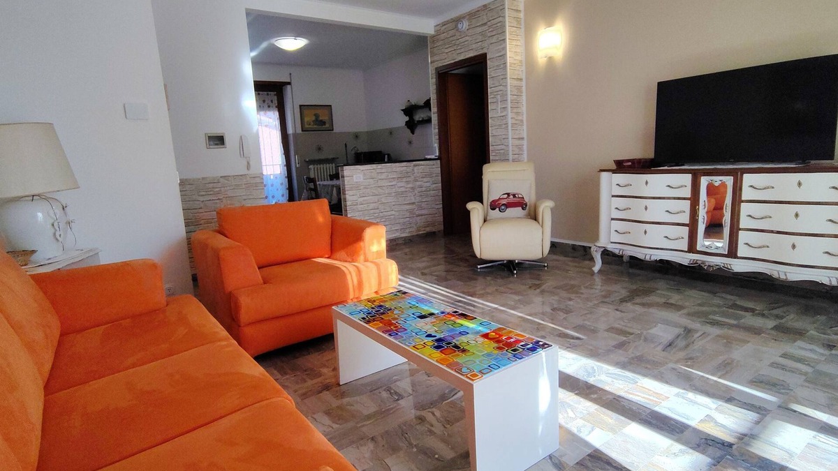 Verdellino Apartment | Large apartment with 5/6 beds - closed parking space- served by public transport