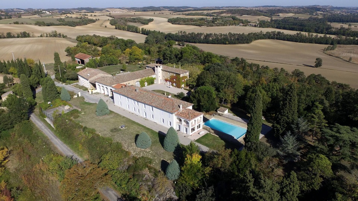Airoux Apartment | Large apartments, 4 bedrooms, 10 to 14 people, swimming pool, tennis, park .