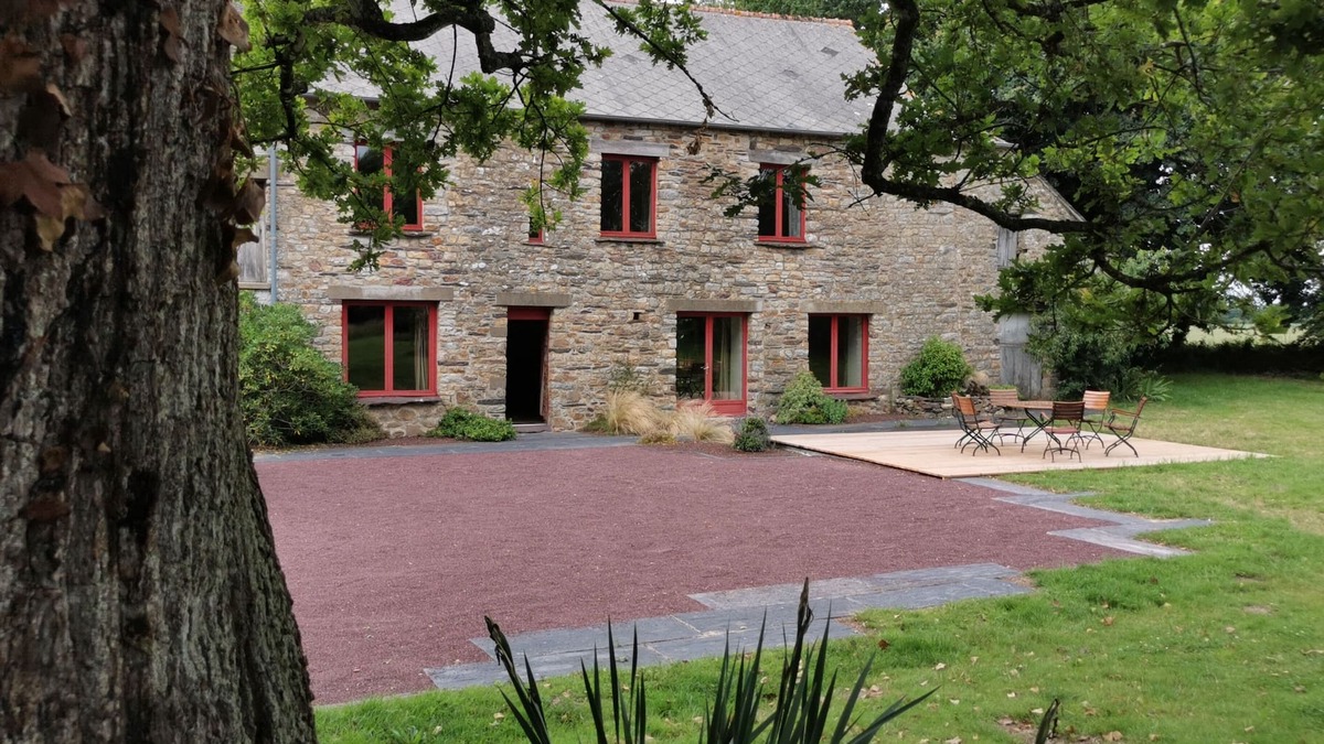 Maxent House | Large authentic farmhouse in Brocéliande: quiet green