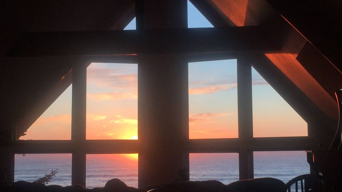 Yachats House | Large beach home with fantastic views of the Oregon Coast with a quaint cabin.