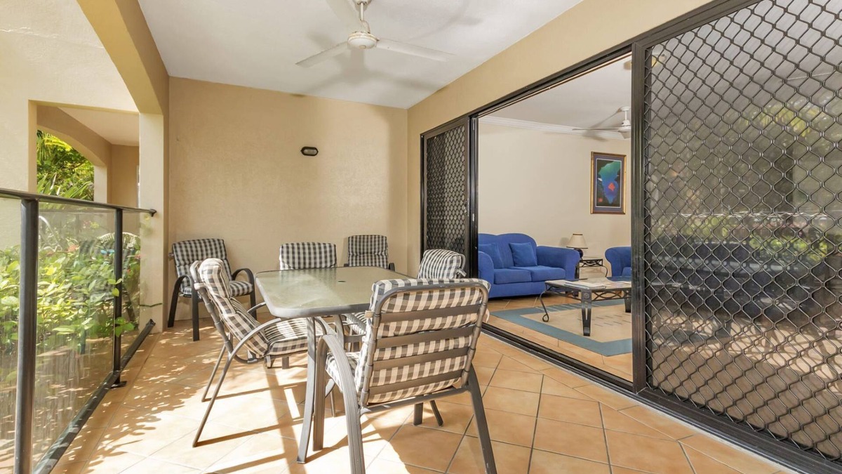 Yorkeys Knob Apartment | Large Beachfront Apartment