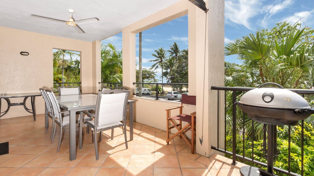 Yorkeys Knob Apartment | Large Beachfront Apartment