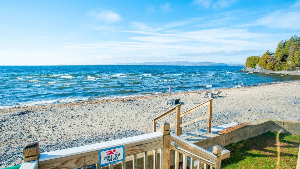 Malletts Bay Cottage | Large beachfront family cottage on the sandy beach at Colchester Point