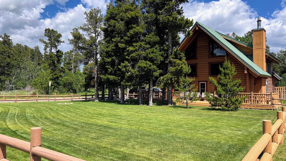 East Glacier Park Village House | Large Beautiful Log Home in East Glacier Park