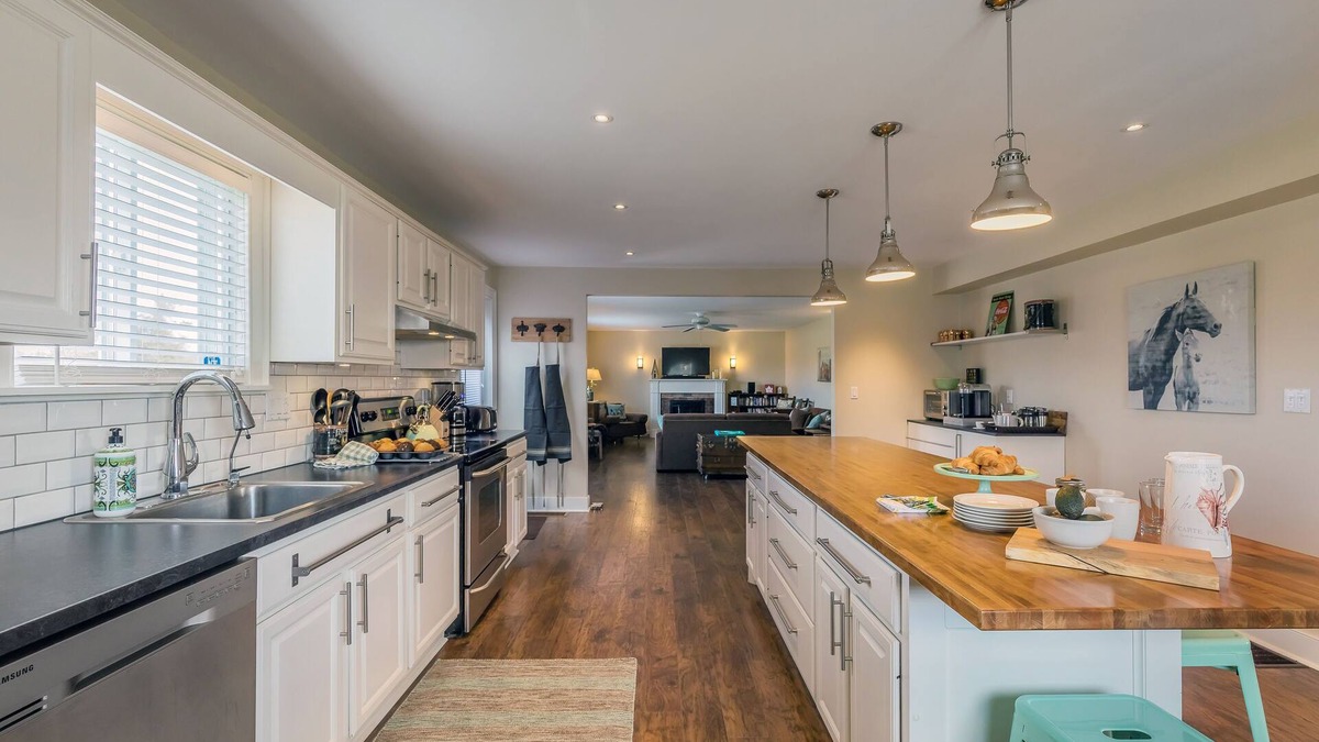 Prince Edward Other | Large beautiful Farmhouse in the heart of PEC - 20 minutes to Sandbanks