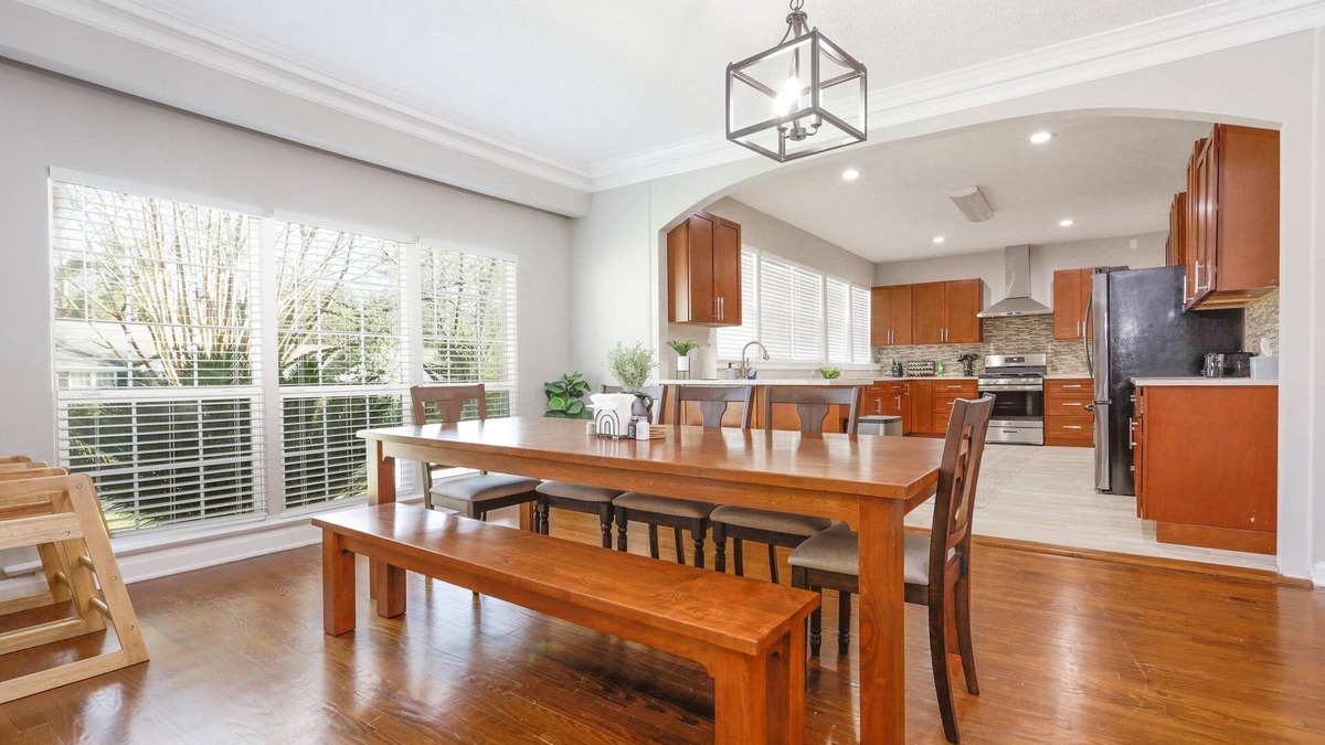 Montgomery House | Large Beautiful Home with Fiber Optic WI-FI -Close to DT- RTJ Golf- Maxwell AFB