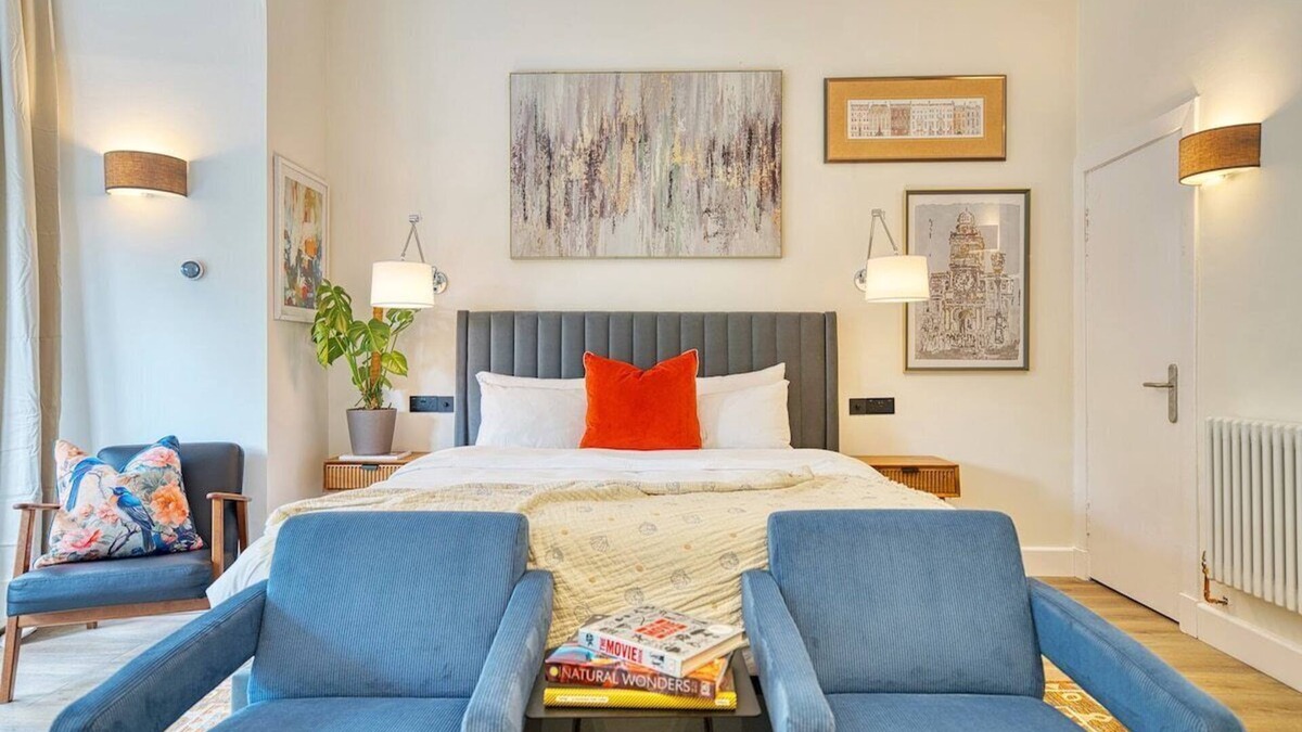 East End Apartment | large bed-sit central apartment