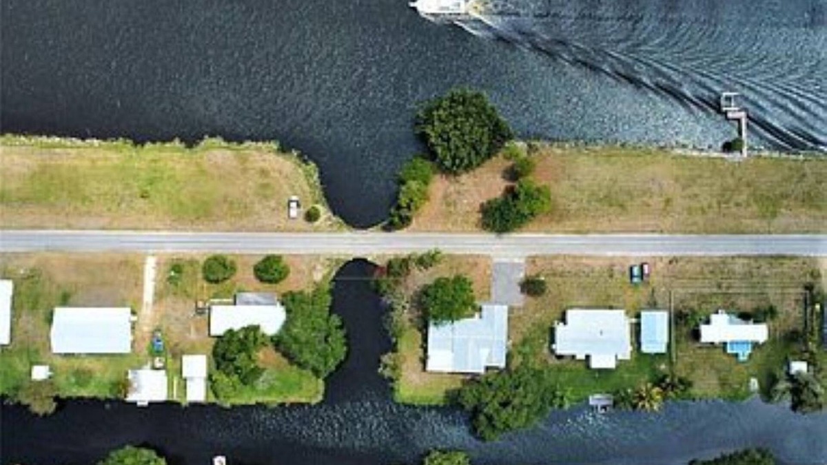 Moore Haven Cottage | Large bedroom and lounge, about 800 sq ft + access to river and Lake Okeechobee.