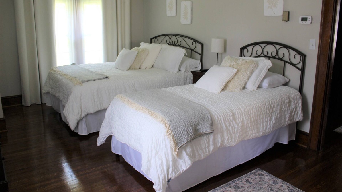 Tazewell House | Large bedroom sleeps 3 + within walking to Main St and area attractions.