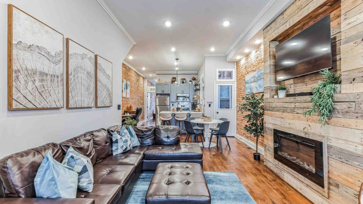 North Philadelphia West Apartment | Large Bi-Level 3/2 w/Patio | 10 min to DT