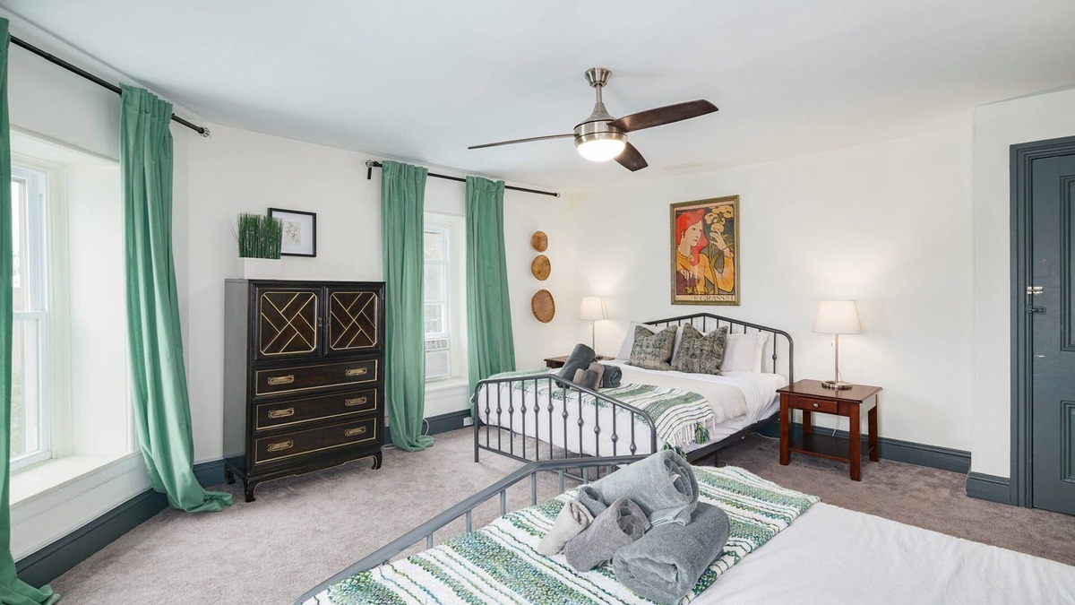 Roxborough-Manayunk Apartment | Large Bi-Level in Manayunk – Prime Location!