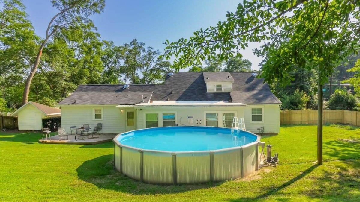 Columbus House | Large BnB with Pool! The White House & Cottage