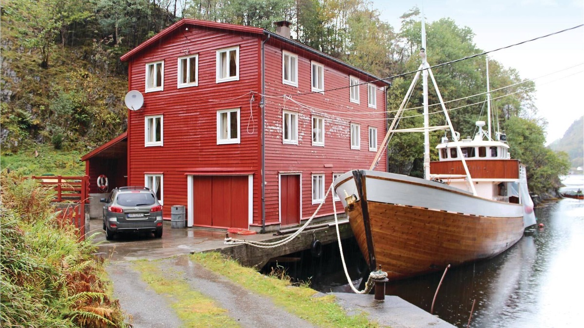 Fusa Apartment | Large boathouse with three vacation apartments (N19683, N19684, N19685).