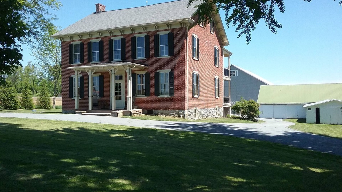 Ronks Other | Large Brick Farmhouse located close to Lancaster County Attractions