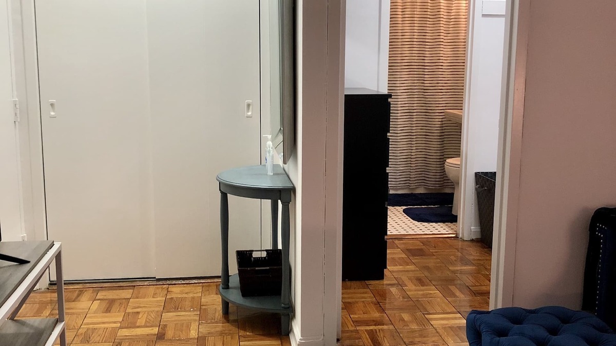 West End Apartment | Large, Bright and Quiet Top Floor Studio Apartment