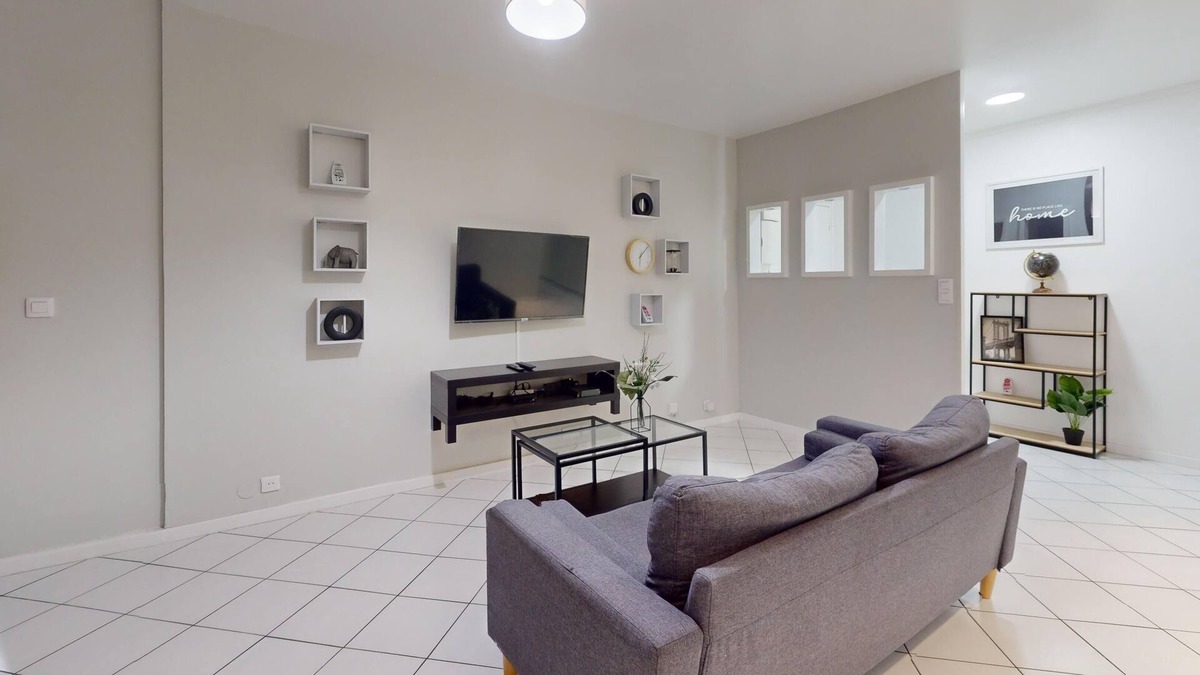 Saint-Etienne-des-Hautes-Terres Apartment | Large bright apartment in Le Havre