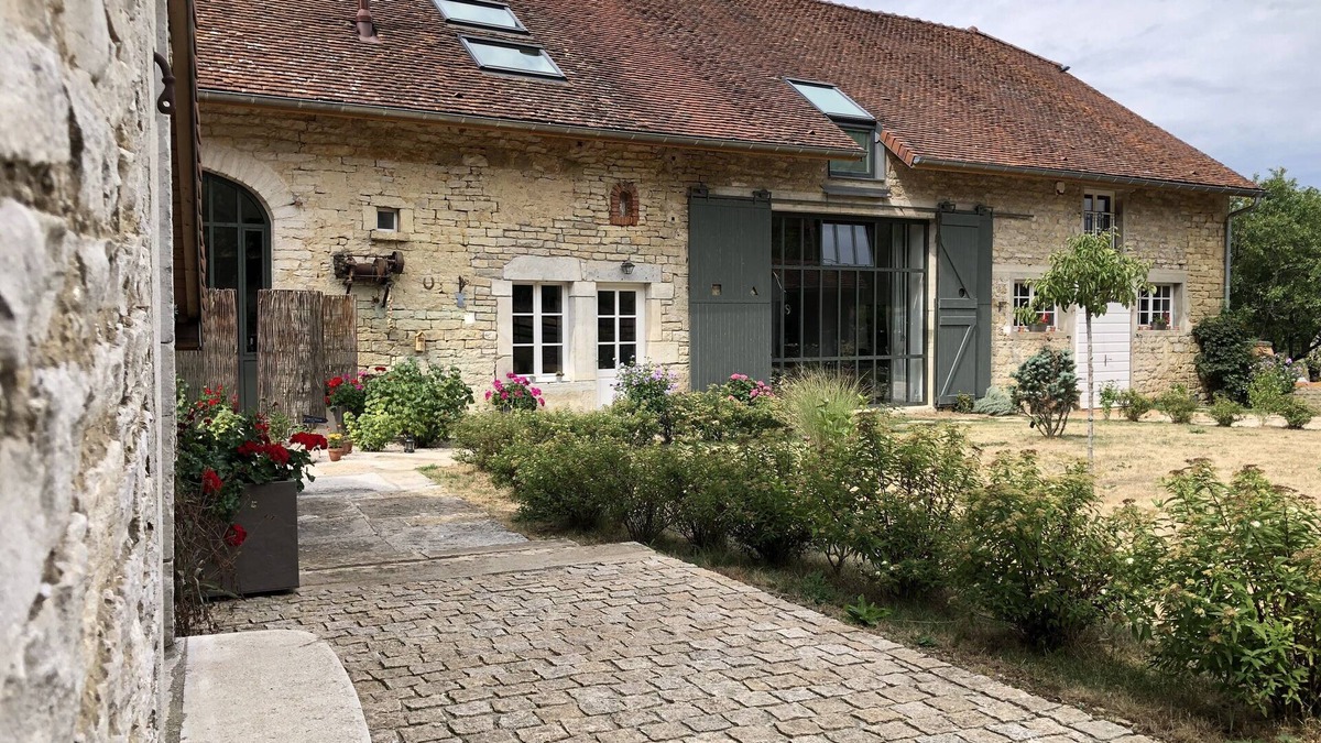 Essia House | Large, bright designer country house