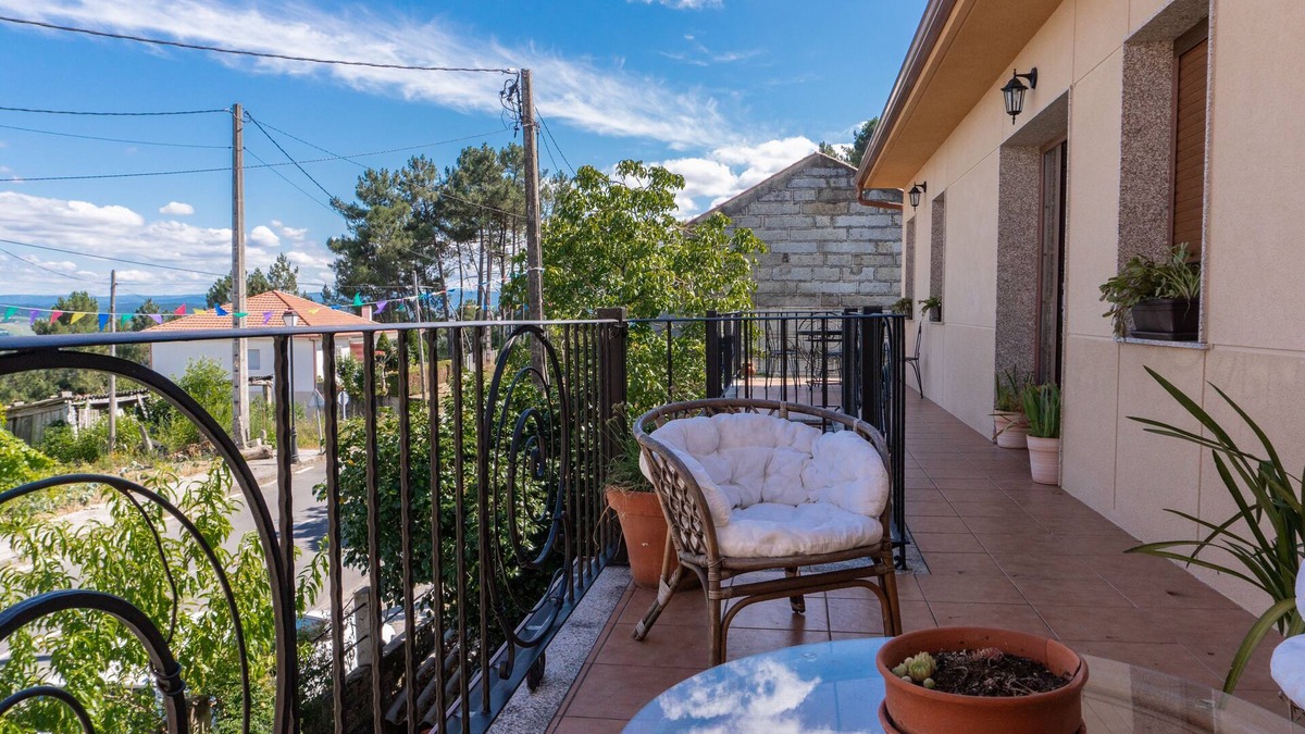 Cenlle Cottage | Large, bright house with two floors, garden and outdoor garage. Termas - wine
