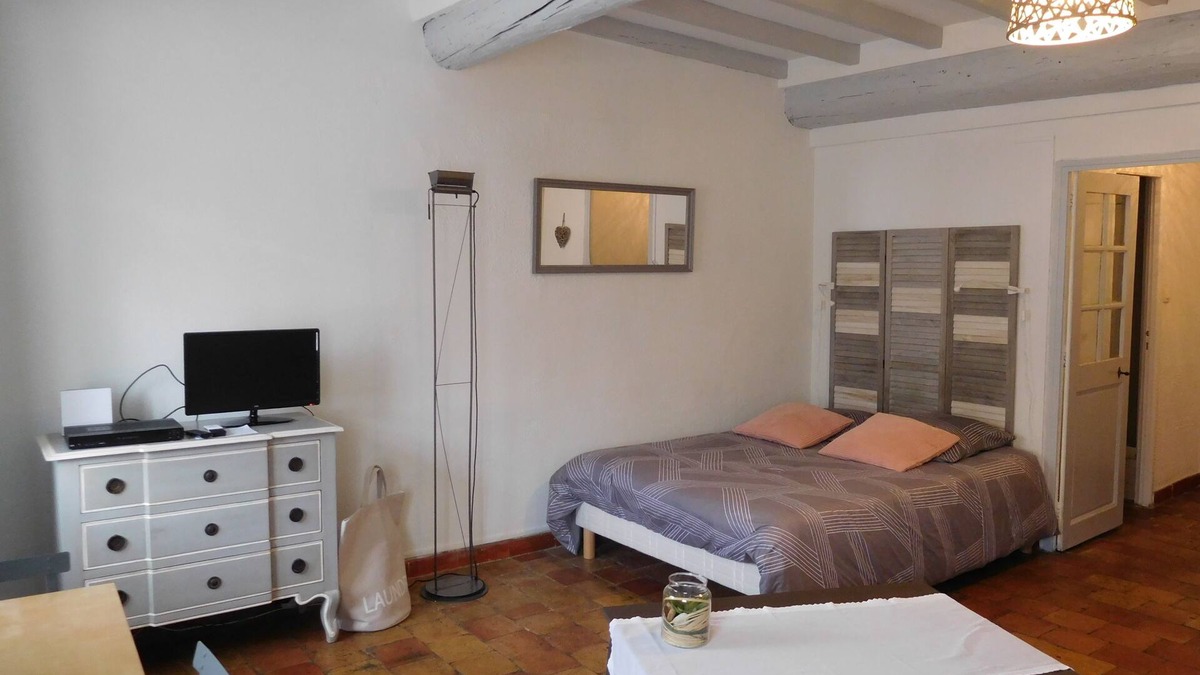 Aix-en-Provence Historic Centre Apartment | large bright studio of 35 m² in the historic heart of Aix en Provence, wifi
