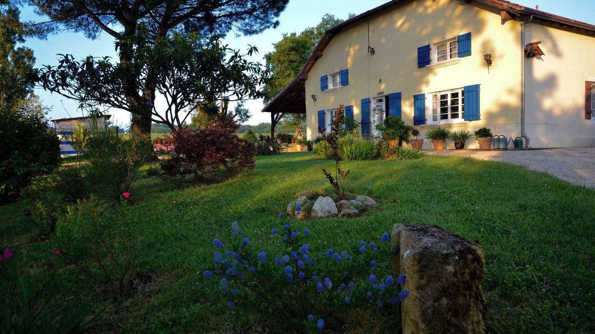 Demu House | Large bucolic cottage.