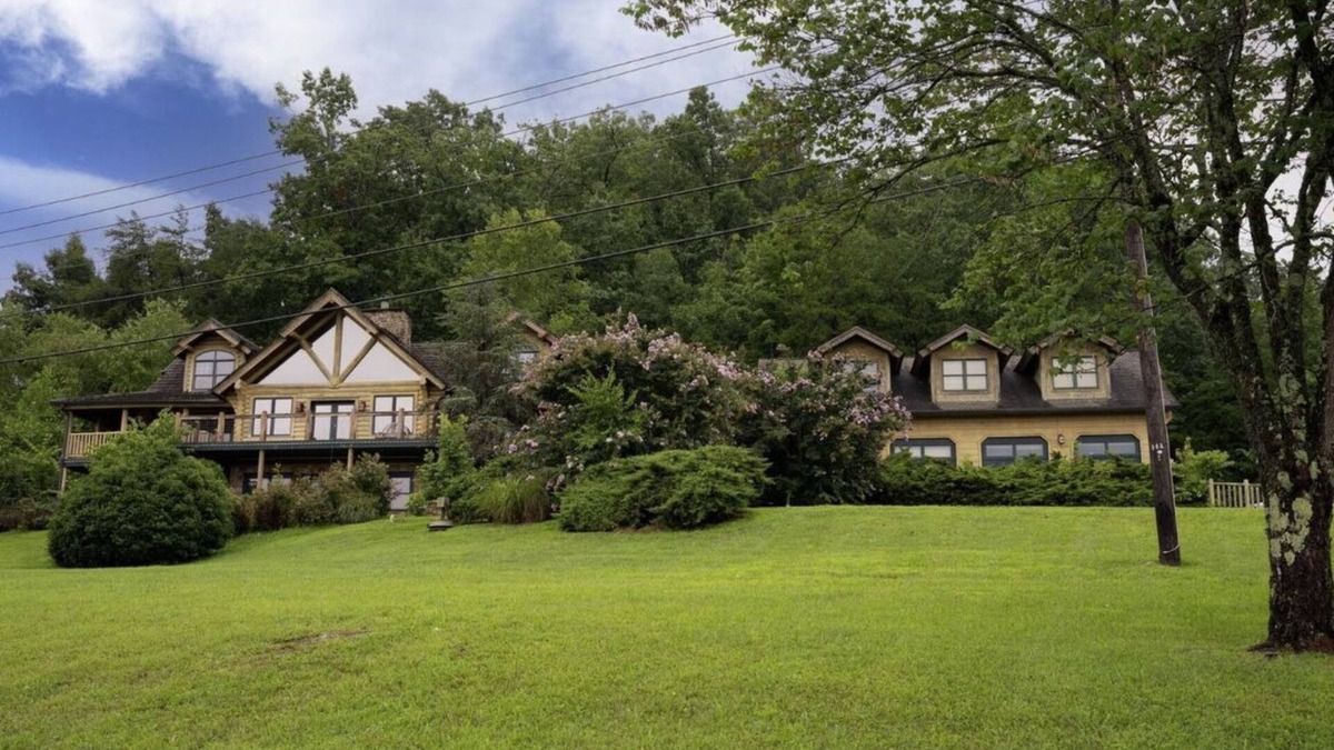 Kodak Cabin | Large Cabin at Exit 407 - lots of parking