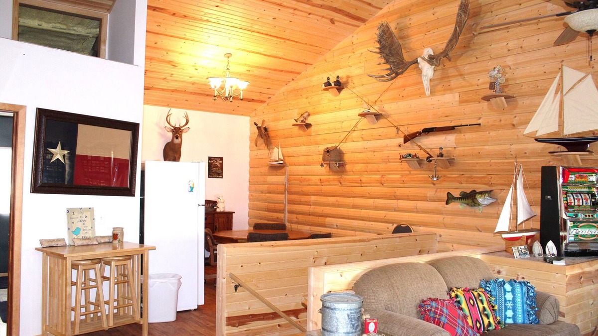 Big Lake Cabin | Large cabin for reunions , family gatherings or duck hunting