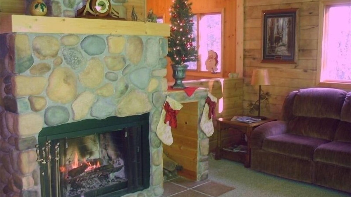 Cumberland Cabin | Large Cabin in the North Woods of Wisconsin on Quiet Lake
