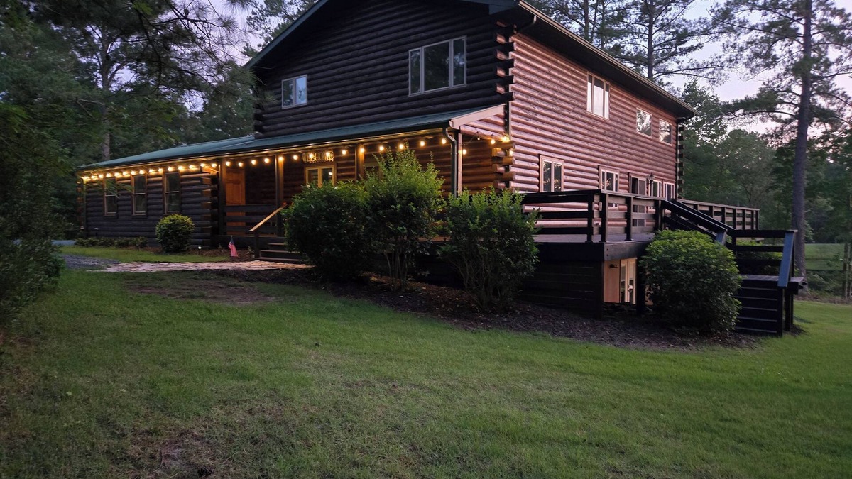 Aberdeen House | large cabin on lake - privacy and parking