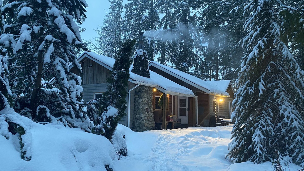 Alberni-Clayoquot Cabin | Large cabin on rural farm. Private, relaxing, close to Stamp Falls Park.