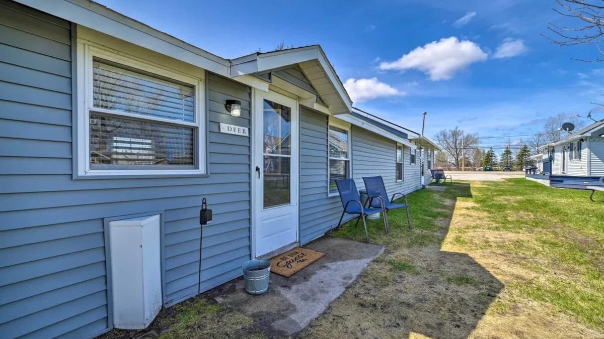 Houghton Lake Cabin | Large Cabin: Steps to the Lake! PET FRIENDLY!