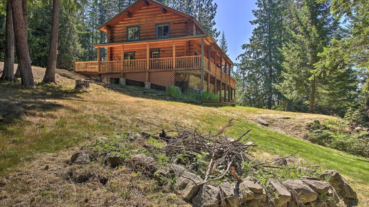 Sagle Cabin | Large Cabin w/Fire Pit + Grill on 34 Acres!