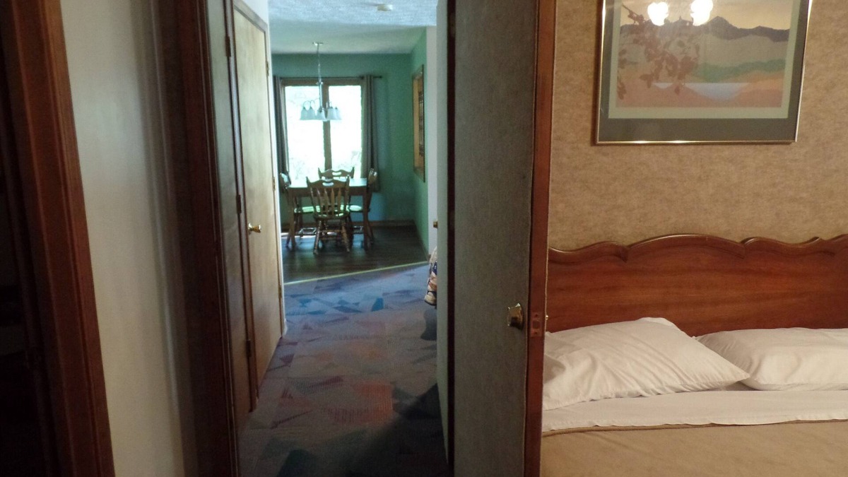 Golconda Resort | large cabin with a view for 16