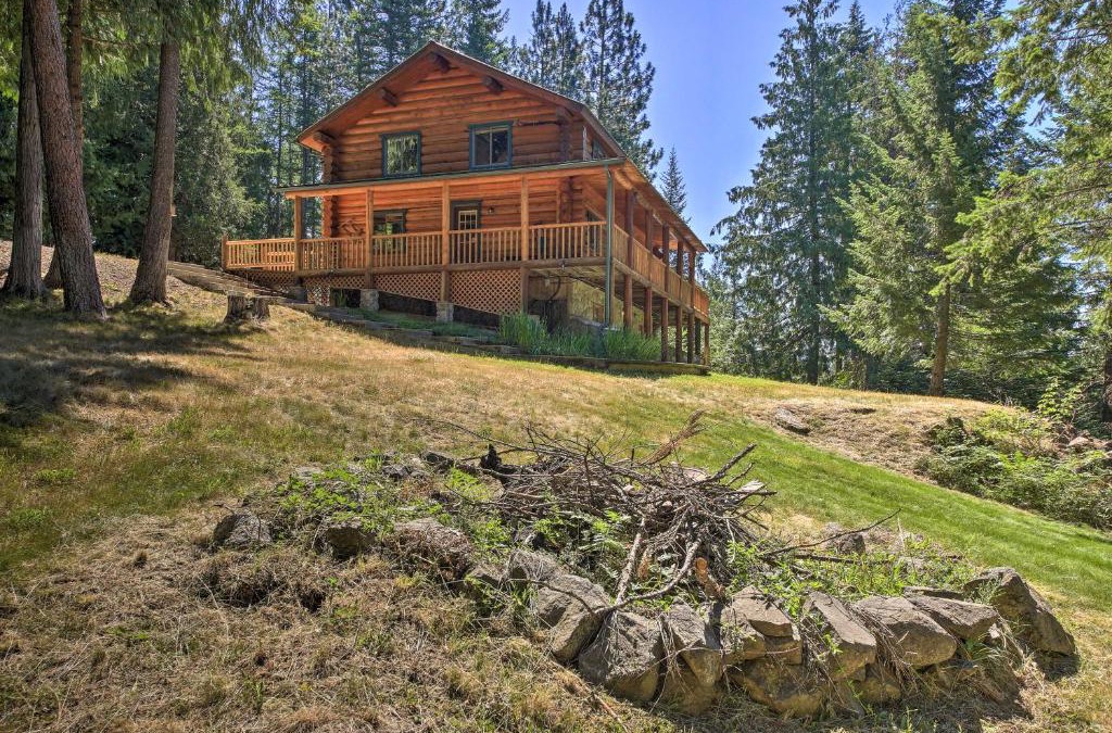 Sagle House | Large Cabin with Fire Pit and Grill on 34 Acres!