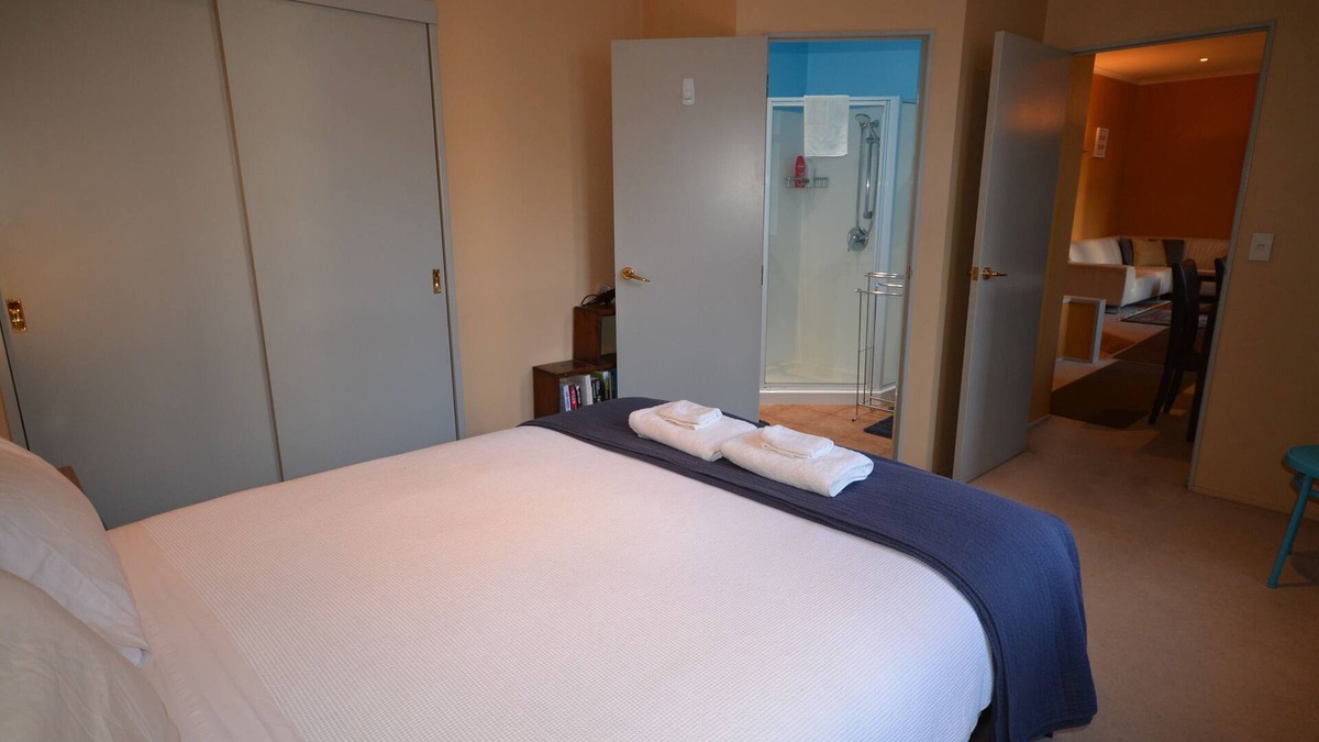 Te Aro Apartment | Large CBD Apartment (v12)