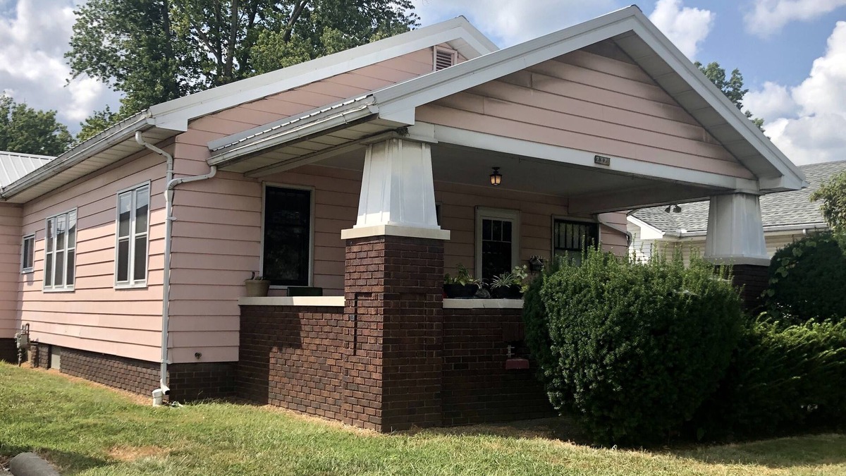 Terre Haute House | Large Central Bungalow, 3 Kings, 2 Queens, 1 Ba, Garage, Porch, W/D+BBQ, Pets OK