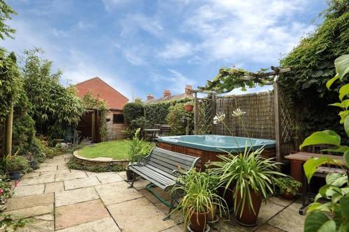 Gorleston-on-Sea House | Large character home, hot tub, beach 5 min walk