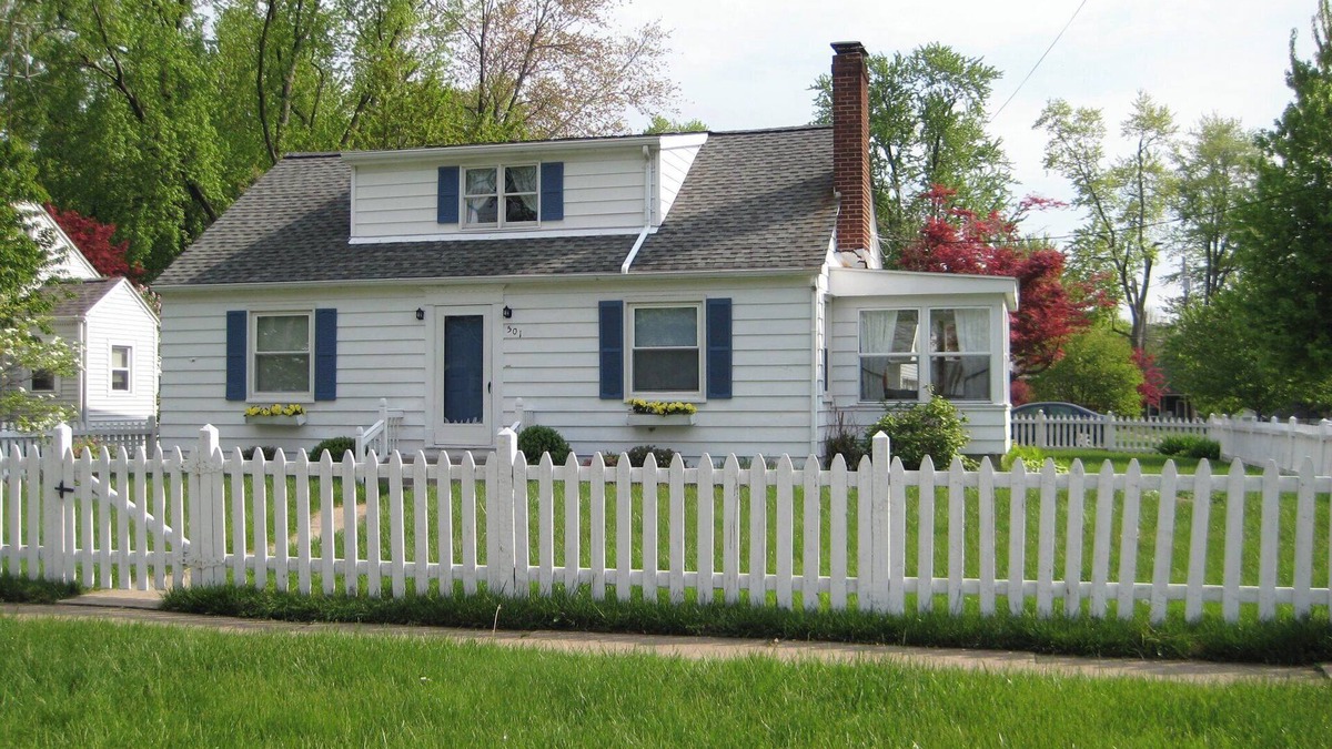 Huron House | Large Charming 4 Bed 2 Bath Lake Erie House 30 Day to 12 Month Rental