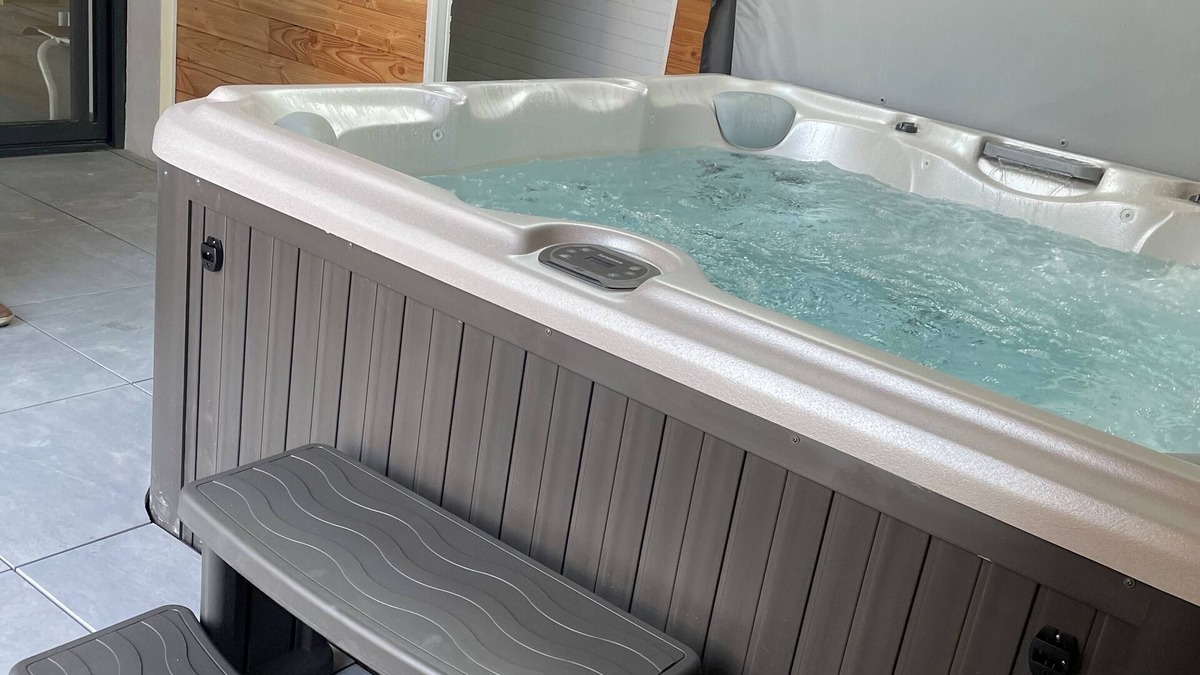 Hillion House | Large charming gîte with jacuzzi