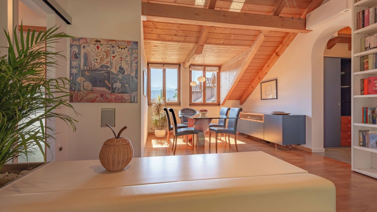 Caldaro Sulla Strada del Vino House | Large, comfortable and very quiet apartment in the center of Kaltern with garage & elevator