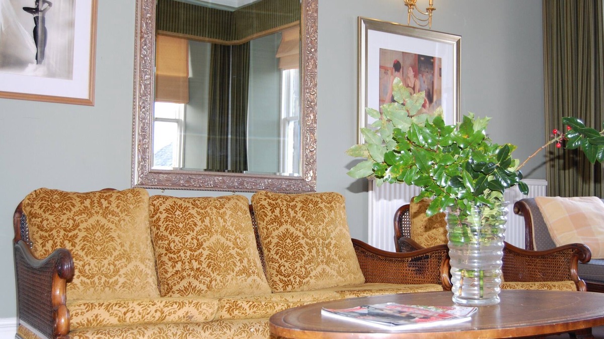 Cambusbarron Apartment | Large comfortable four bedroom apartment in village setting