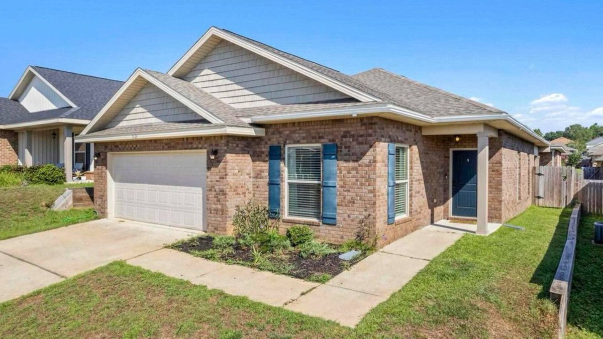 Milton House | Large Comfy Home, Close to Beach, Breakfast Included